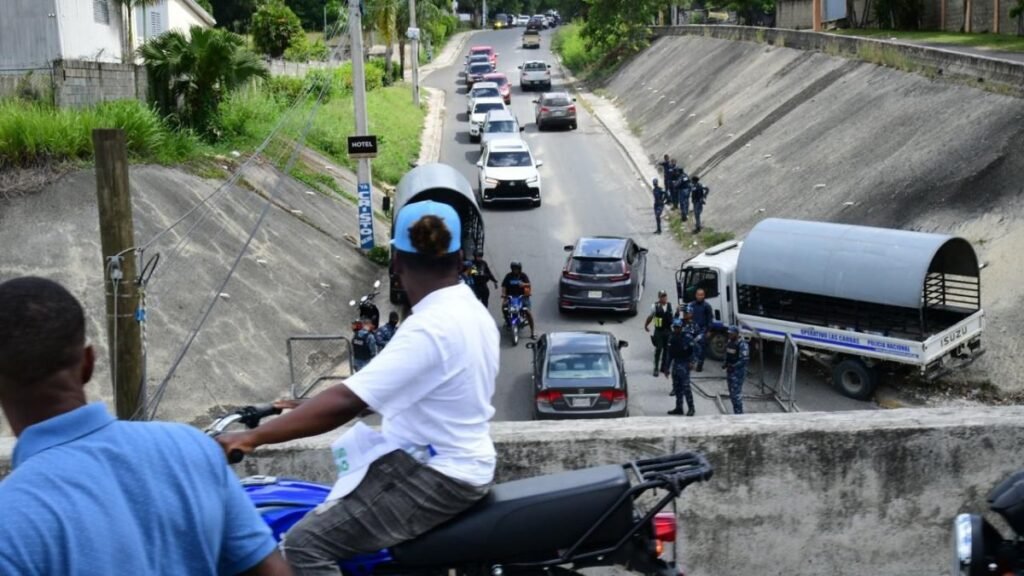 Policía lanza gases contra marcha autorizada en La Cuaba y se multiplican las críticas a su actuación