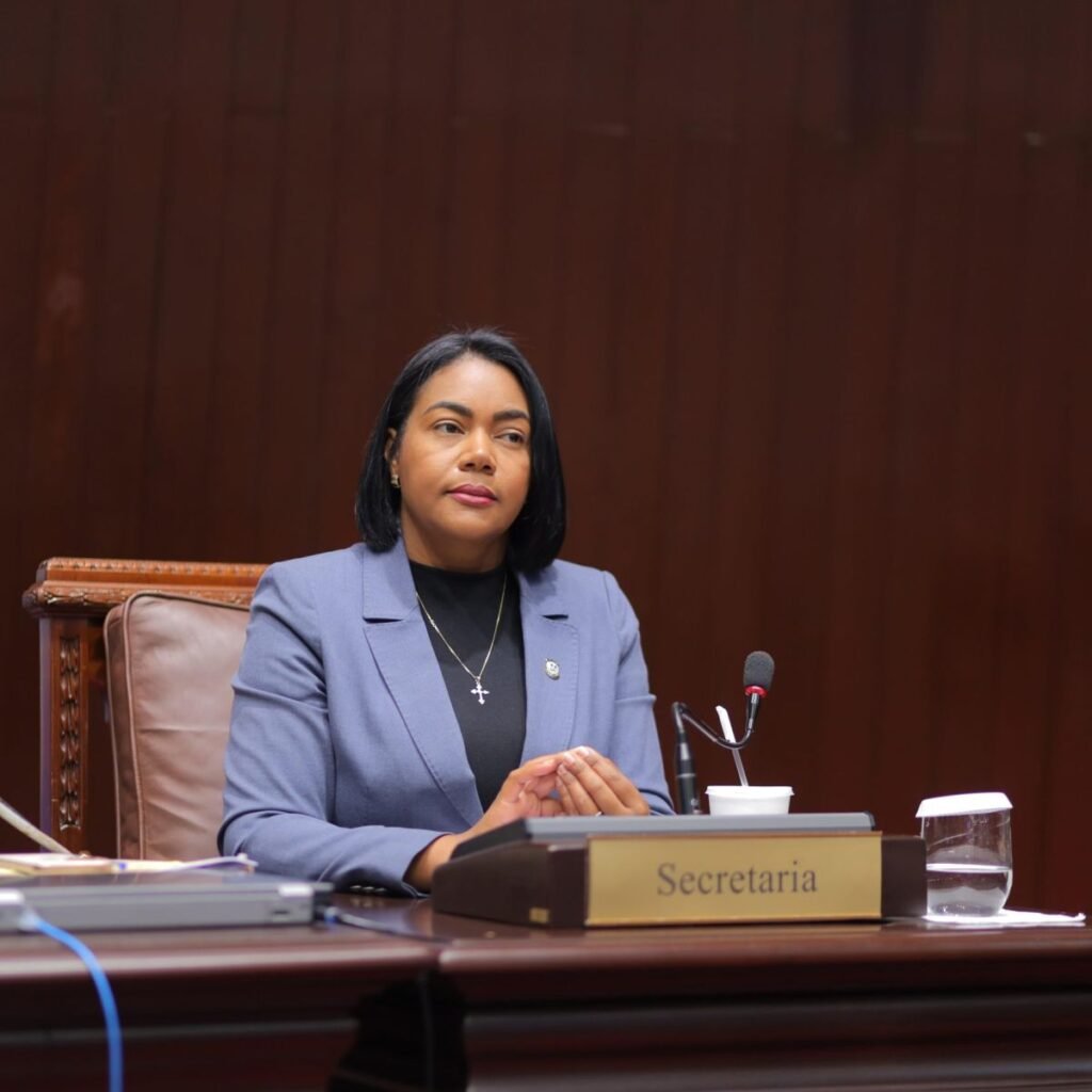 Leyvi Batista impulsa ley para llevar dispensarios médicos a las escuelas públicas