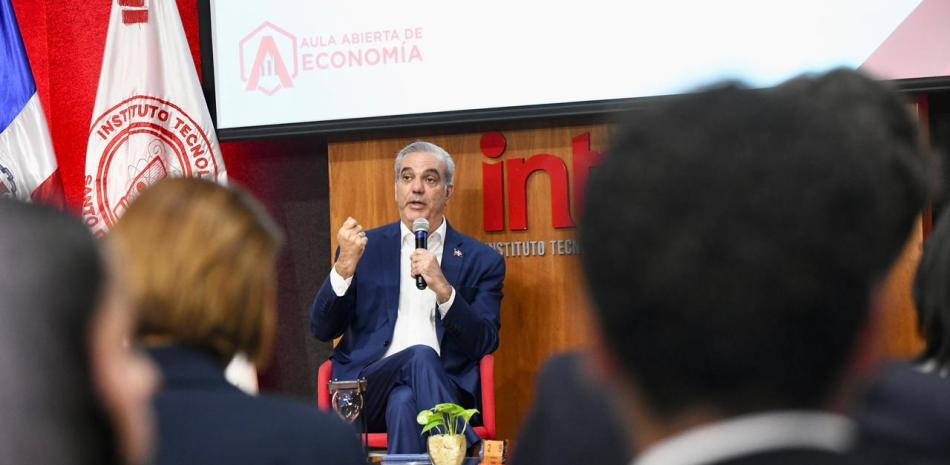 Abinader vincula el encarecimiento de los combustibles a la crisis internacional y a la carga impositiva