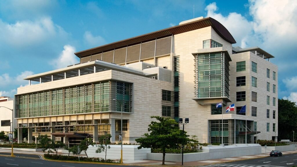 Tragedia en San Juan: Motoconchista se quita la vida frente al Palacio de Justicia