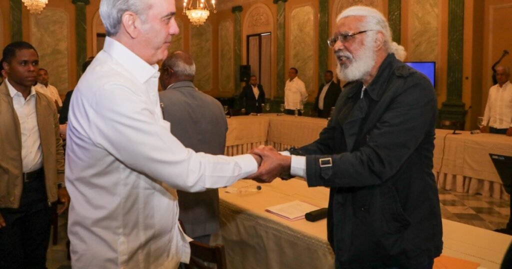 Gobierno enfrenta críticas por pacto con transportistas ante alza de combustibles