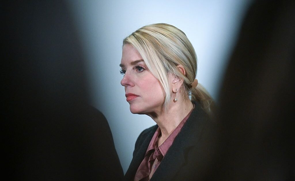 Bondi esquiva preguntas sobre Trump en la pesquisa del caso Epstein y crece la presión en el Congreso