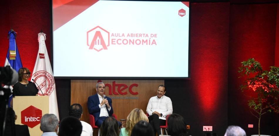 Abinader sugiere a una estudiante formar carrera en el sector privado antes de la política