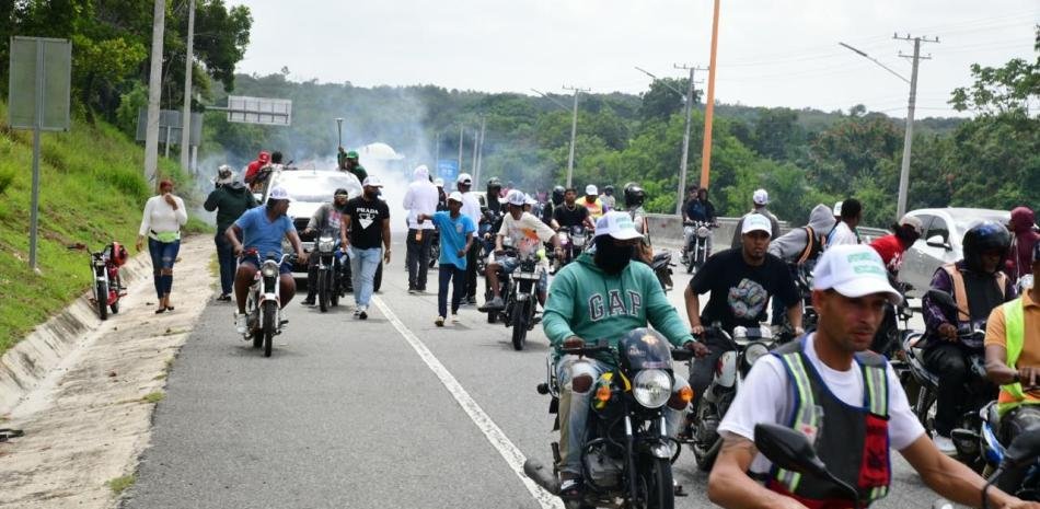 Policía disuelve con gases una marcha permitida en Pedro Brand y genera cuestionamientos por su actuación