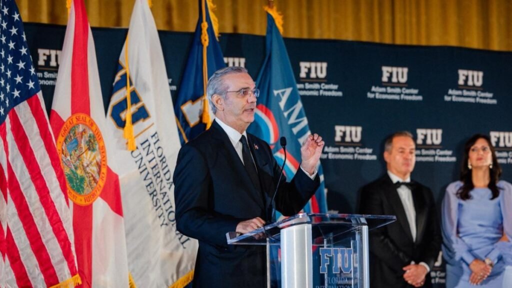 Abinader vuelve a Santo Domingo tras una gira en Miami con actos académicos y distinción internacional