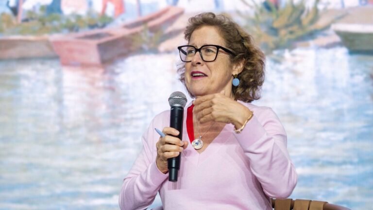 Berna González Harbour ve en la novela negra un retrato del abuso de poder y la crisis social