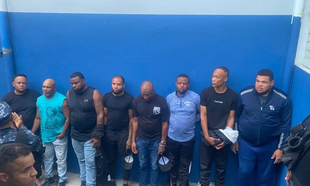 La Policía arresta a ocho hombres y ocupa 16 paquetes en operativo en Villa Hermosa