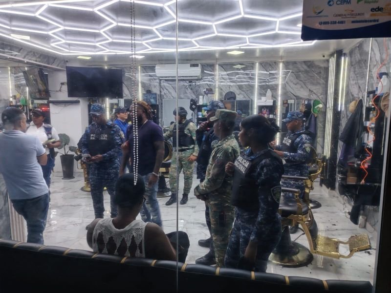 Vecinos activan denuncias y provocan operativo con cierres y detenciones en Ciudad Juan Bosch
