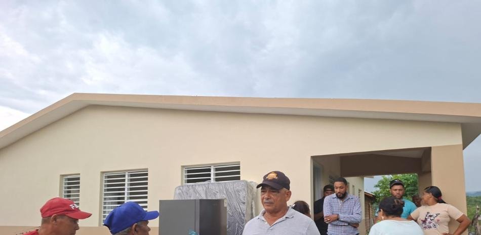 Familia de Dajabón recibe una casa nueva luego de perder por un ventarrón la que levantaba el Gobierno