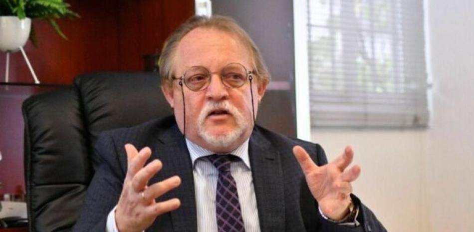 Baja del petróleo no aliviaría de inmediato el bolsillo dominicano, advierte Henri Hebrard