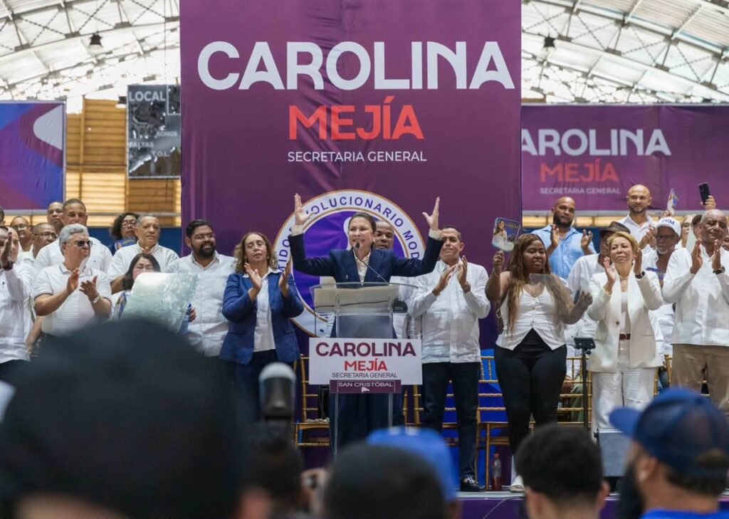 Carolina Mejía impulsa su aspiración presidencial en acto del PRM en San Cristóbal en medio del debate sobre continuidad oficialista