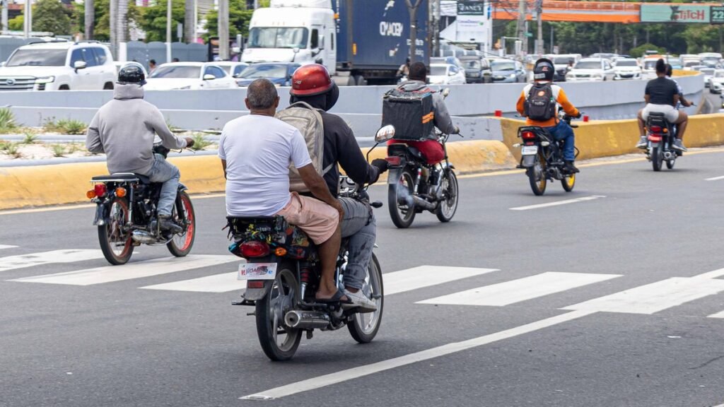 Casco para pasajeros de motocicletas sigue sin cumplirse en el Gran Santo Domingo