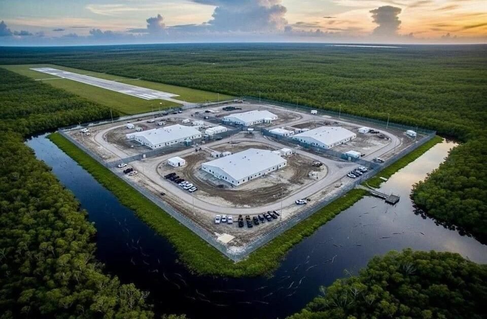 Florida evacúa el centro migratorio temporal levantado en ocho días y expuesto a huracanes