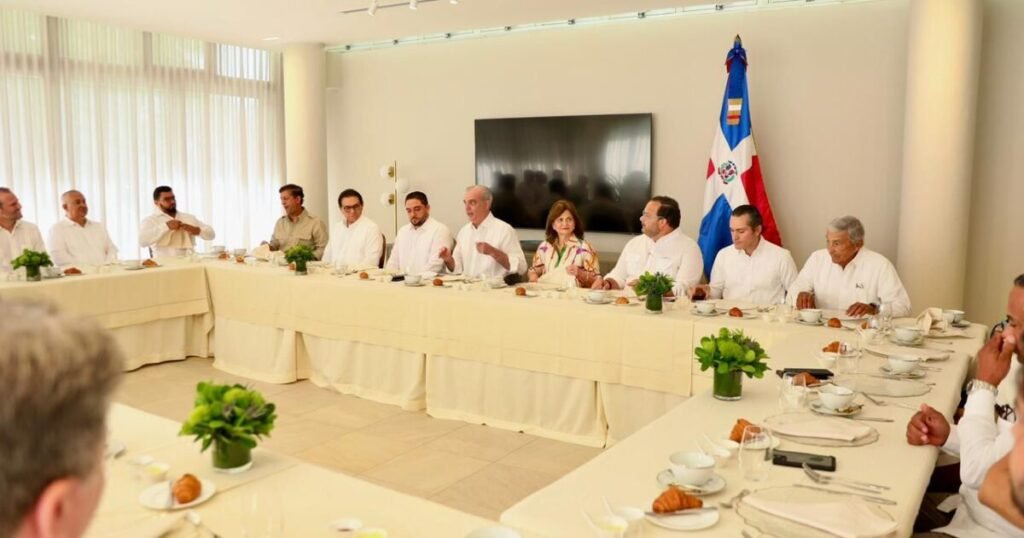 Abinader participa en desayuno con empresarios del acero en Santiago y se mantiene el debate sobre resultados concretos