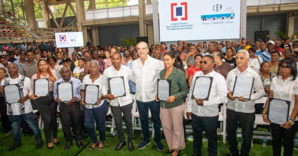 Abinader entrega 1,099 títulos de propiedad en Santo Domingo y reaviva el debate sobre la regularización pendiente