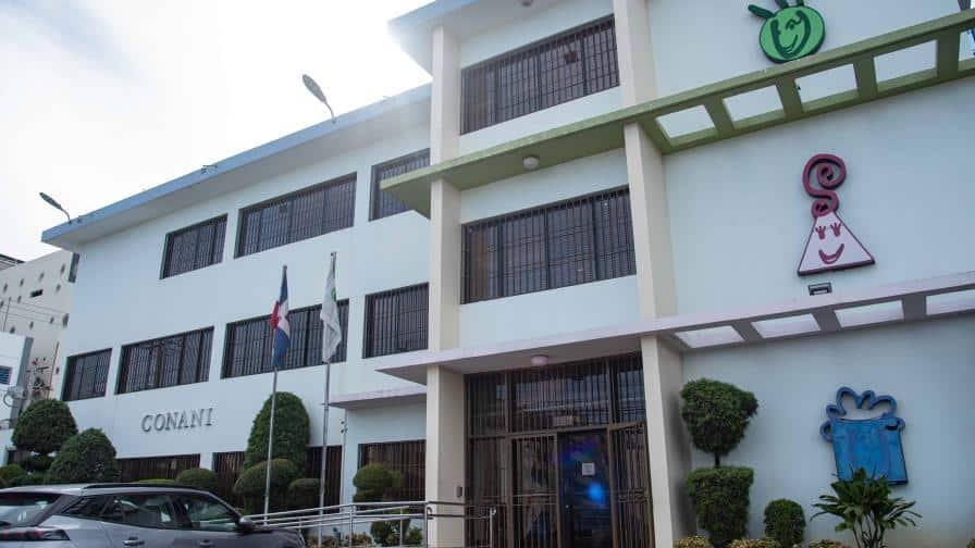Madre de una menor investigada denuncia fallas de aviso y vigilancia en caso de adolescente bajo custodia de Conani