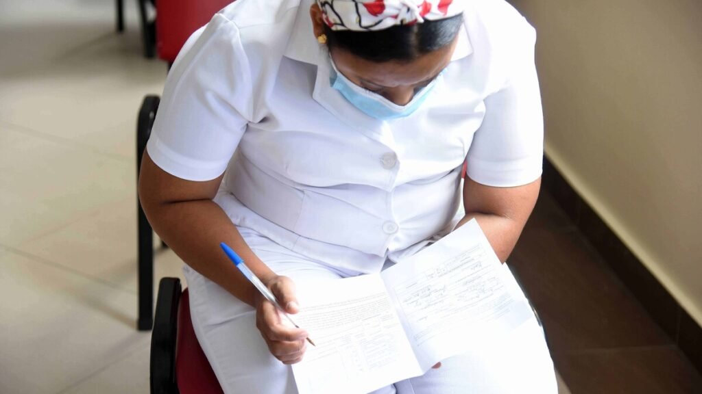 Bajos salarios y sobrecarga empujan a enfermeras a emigrar mientras crece la presión sobre el sistema de salud