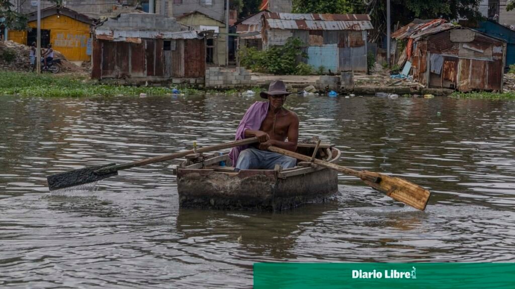 En Las Lilas, cruzar el Ozama en yola sigue siendo parte de la vida diaria