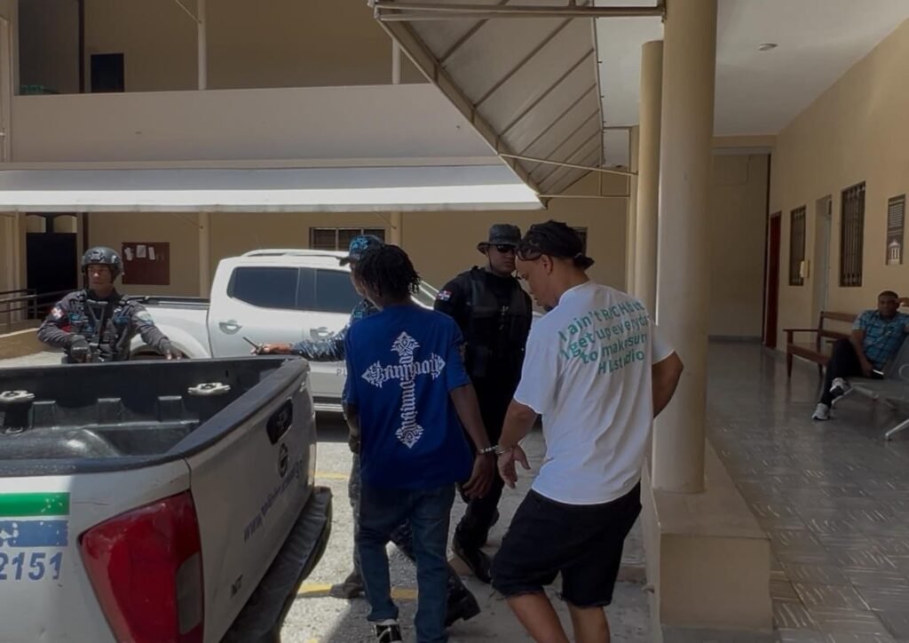 Ordenan prisión preventiva a dos acusados de homicidio tras meses prófugos y disturbios en Barahona