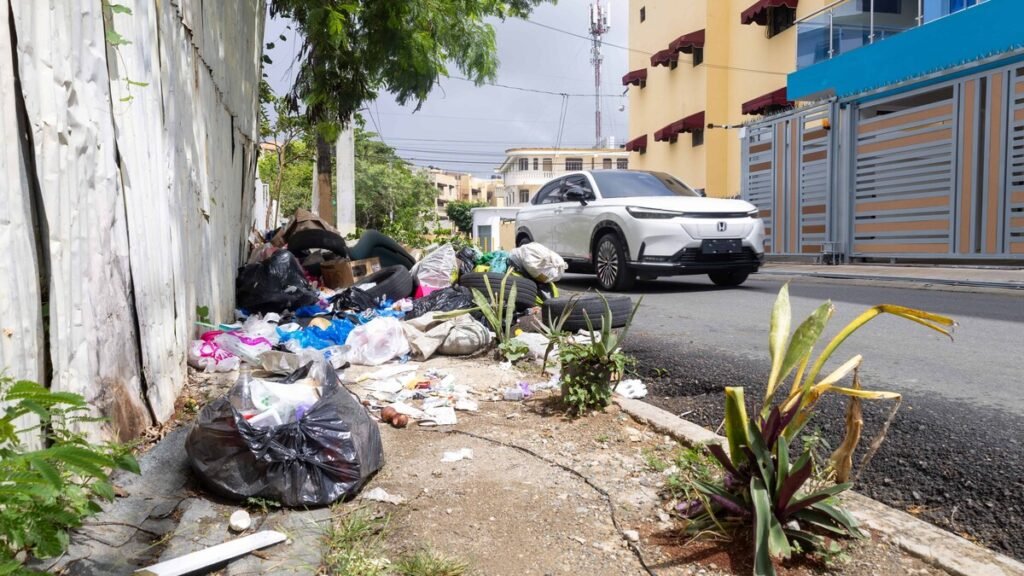 Resurgen vertederos improvisados en Santo Domingo Este y vecinos vuelven a cargar con el deterioro del servicio