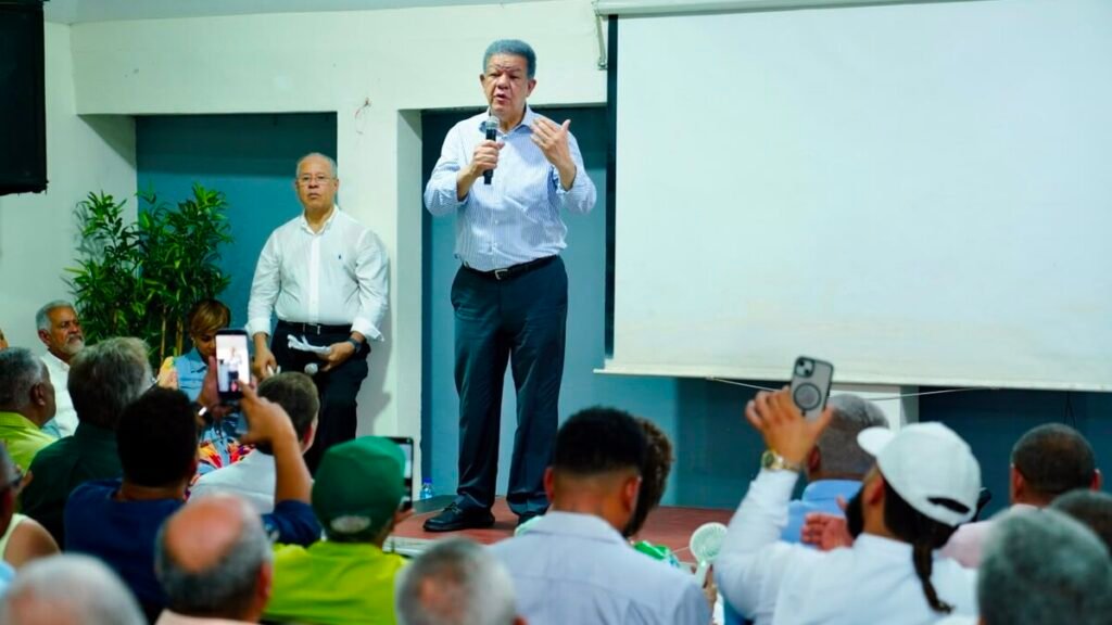 Leonel Fernández pide bajar los combustibles y cuestiona que no se refleje la caída del petróleo