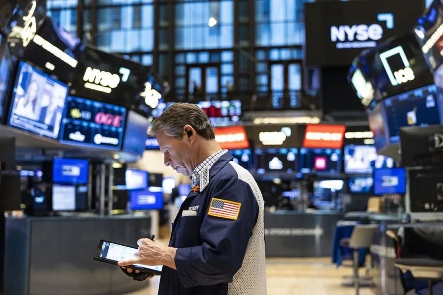 Wall Street arranca dispar: el Dow avanza 1,22 % mientras la tecnología cede terreno
