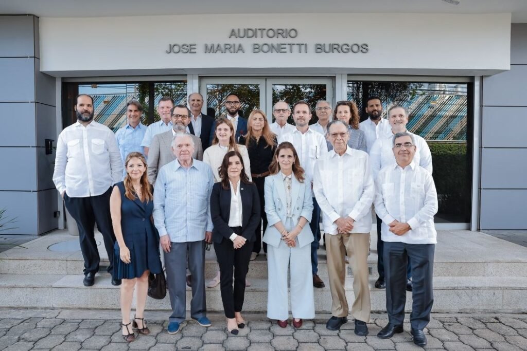Embajadora de EE. UU. visita Grupo SID y resalta el peso del sector privado en la economía
