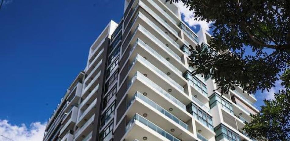 Hallan dos fallecidos y una sobreviviente en una torre de Piantini mientras prosigue la investigación