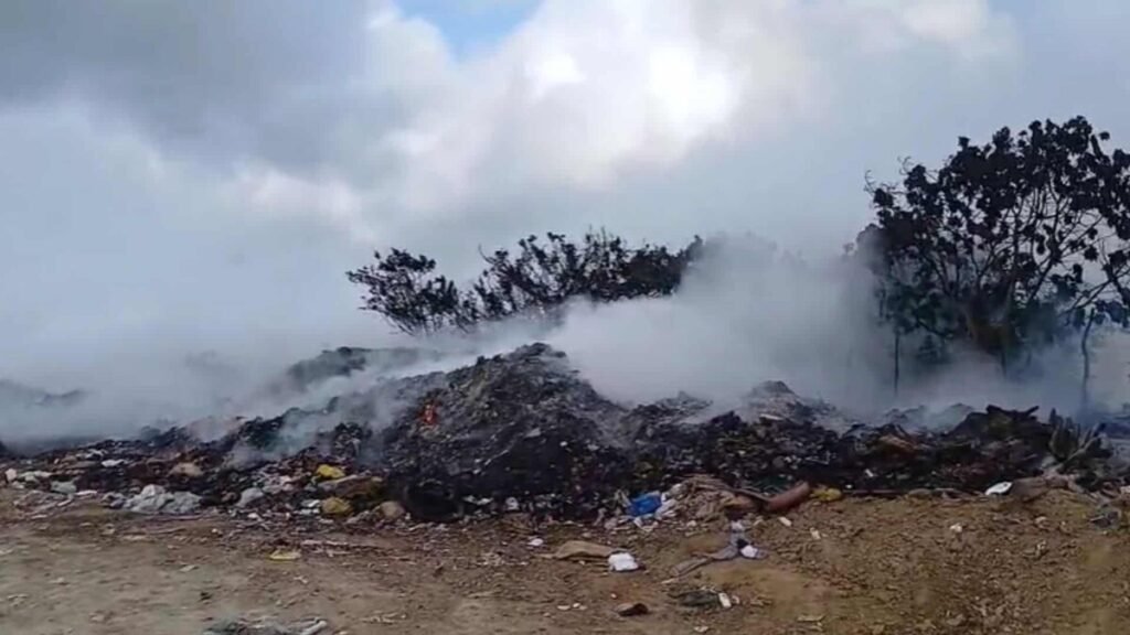 Sigue activo el incendio del vertedero de Juan López y crecen las dudas sobre su manejo