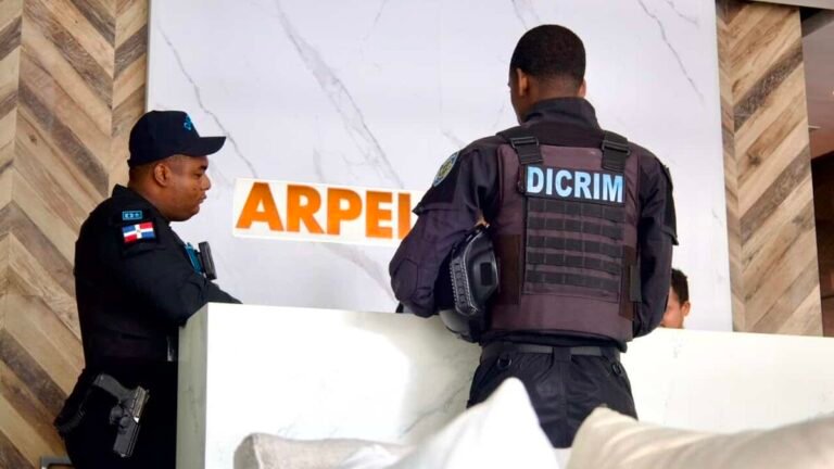 Autoridades inspeccionan torre de Piantini tras la muerte de madre e hijo