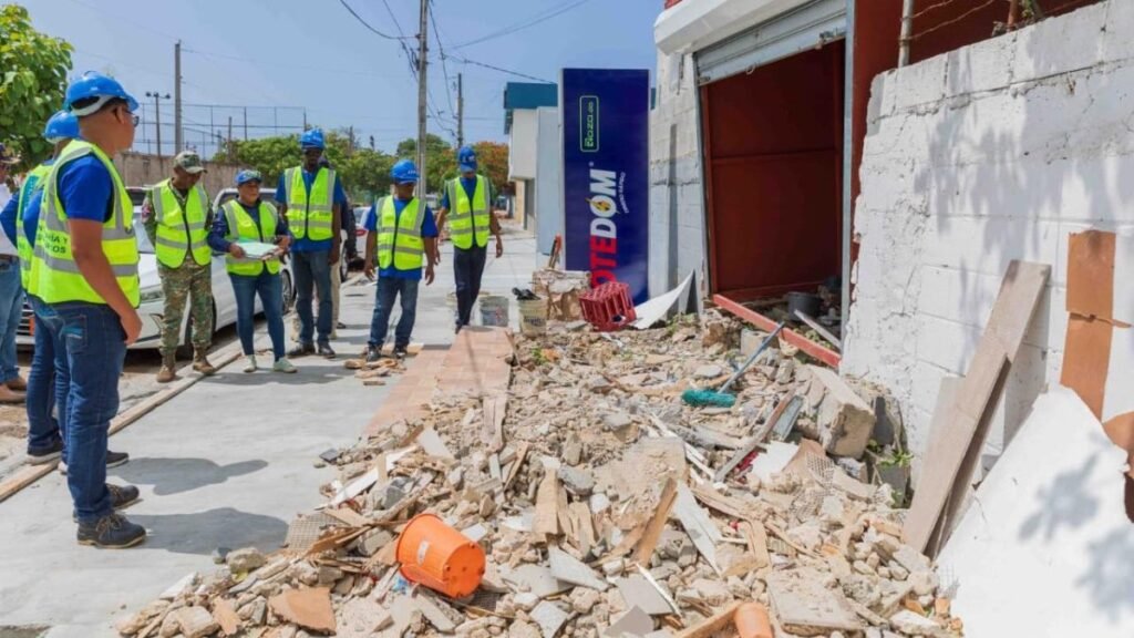 Bancas demolidas en Costa Brava y Villa Consuelo vuelven a exhibir el descontrol sobre aceras en el DN