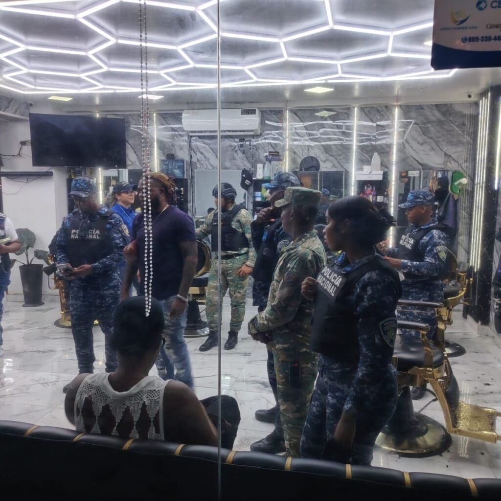 Operativo en Ciudad Juan Bosch cierra negocios reincidentes tras denuncias de vecinos