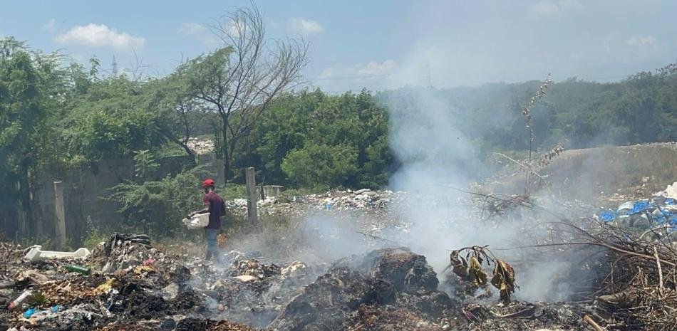 Fuegos en vertederos de La Canela y Hato del Yaque agudizan quejas de vecinos