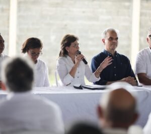 Peña anuncia titulación para parceleros de Monte Plata y enfrenta reclamos por caminos y financiamiento