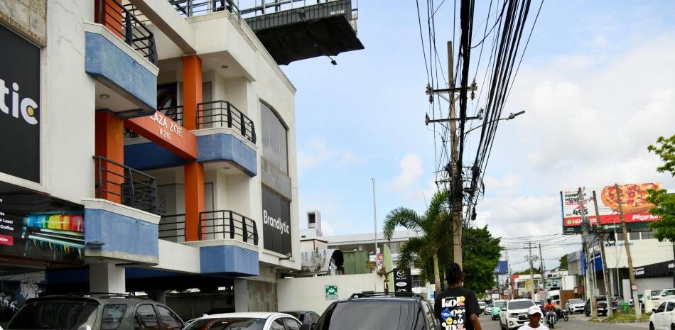 Dealers invaden aceras y reavivan cuestionamientos sobre el control del espacio público en el Distrito Nacional