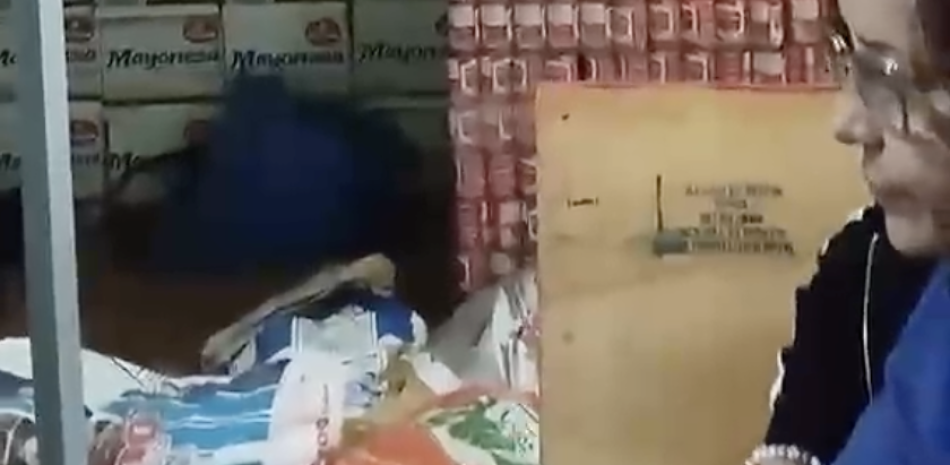 Detectan productos vencidos, carnes dañadas y bebidas alteradas en un almacén de San Cristóbal