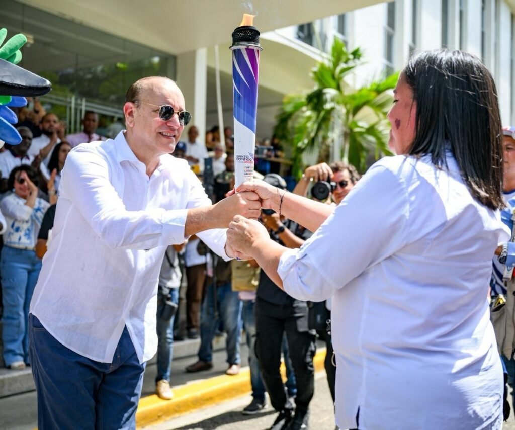 Santiago recibe la antorcha de Santo Domingo 2026 en un acto marcado por llamados al respaldo y la exigencia ciudadana