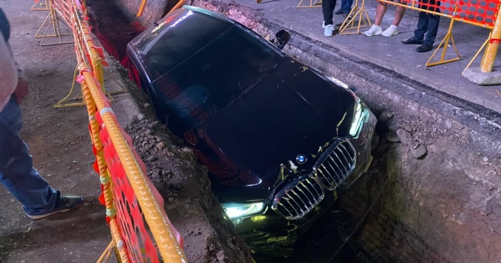 Jeepeta cae en excavación de drenaje frente a Ágora Santiago Center y pone bajo lupa la zona intervenida