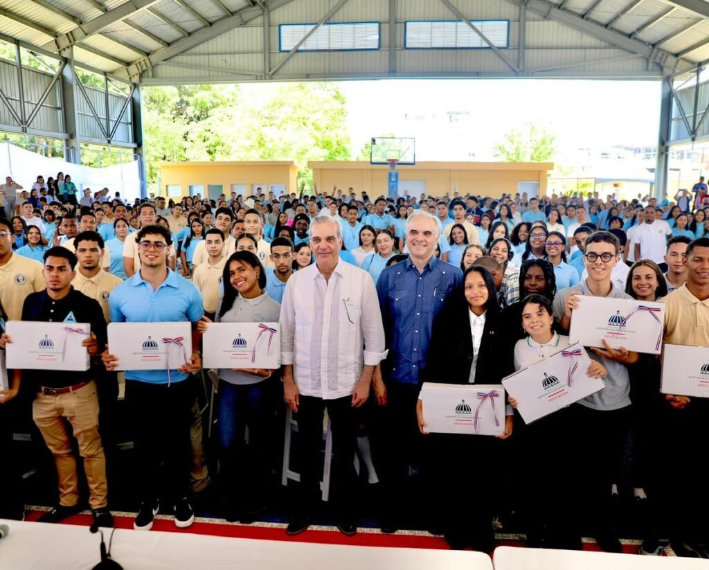 Abinader insiste en inglés y tecnología ante estudiantes y reafirma su defensa de la gestión educativa