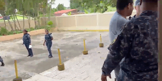 “Mantequilla” aparece con camiseta gris durante su traslado a la justicia en Monte Plata