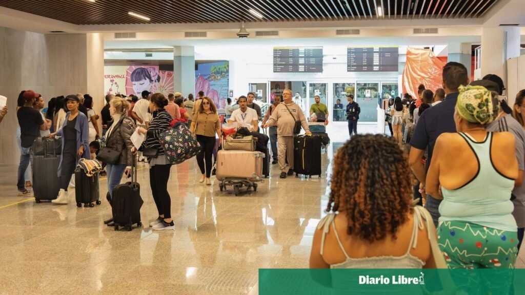 Sigue el cobro de US$10 a dominicanos pese a orden de eliminar la tarjeta de turista