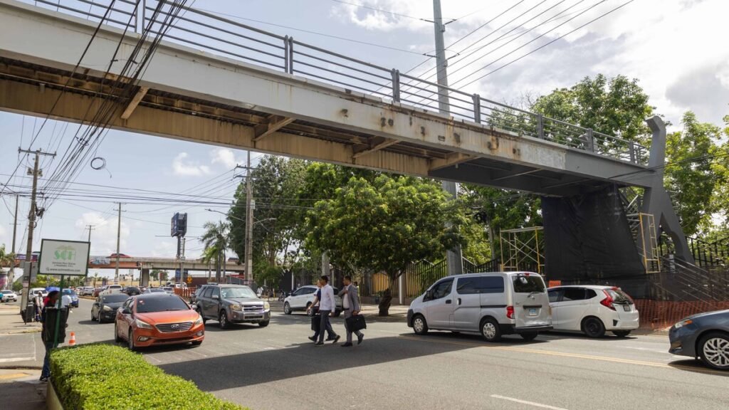 Obras Públicas reanuda la rehabilitación del puente peatonal de la Ortega y Gasset, abandonado durante 22 años
