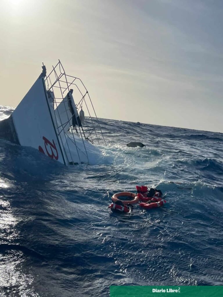Rescatan a dos extranjeros tras el naufragio parcial de una lancha frente a Puerto Plata