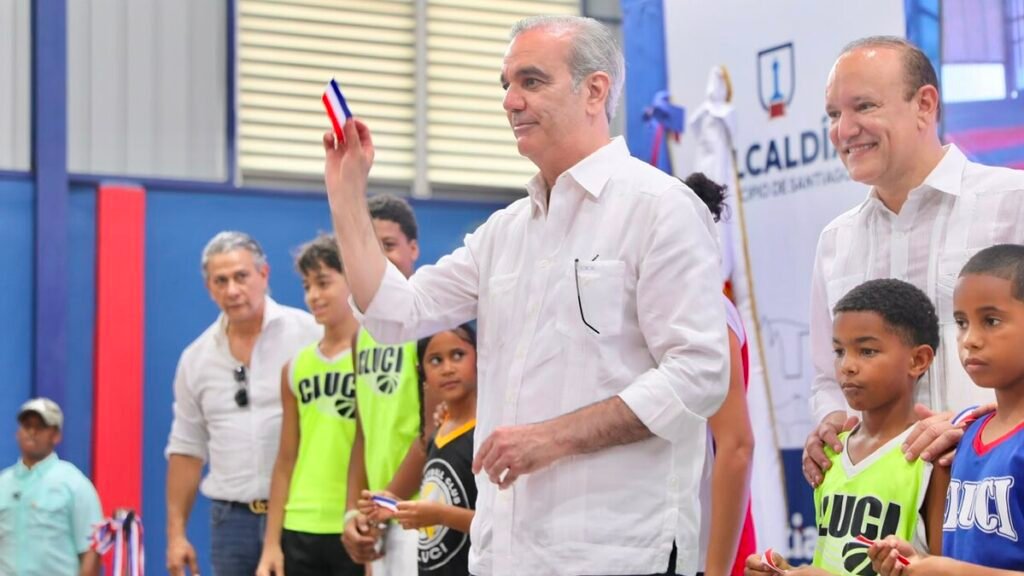 Abinader pide evaluar becas desde quinto de bachillerato para evitar retrasos al pasar a la universidad