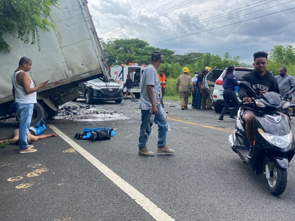 Choque entre camión y yipeta deja tres heridos y mantiene bajo la lupa la seguridad vial en la carretera El Seibo-Hato Mayor