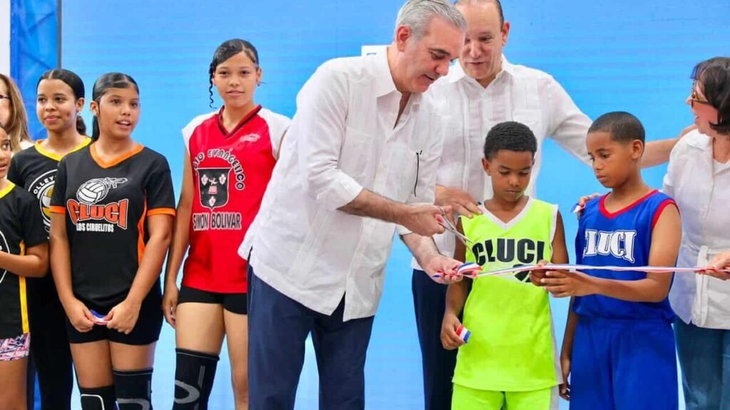 Abinader y el alcalde de Santiago entregan el techado de Los Ciruelitos tras una inversión de RD$15 millones