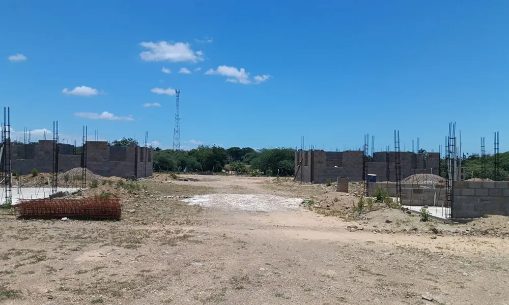 Anuncio de inauguración de presa choca con atraso de viviendas para desplazados en Santiago Rodríguez
