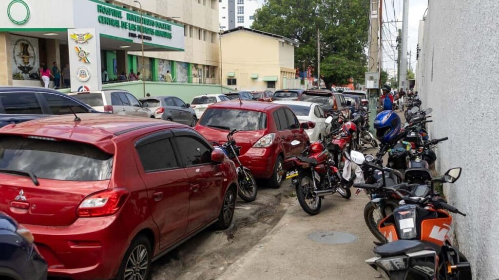 Motoristas invaden la acera frente al Hospital de las Fuerzas Armadas en Naco