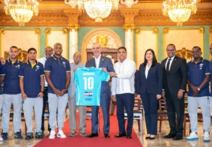 Abinader recibe al Salcedo FC en el Palacio Nacional y suma la promesa de un estadio
