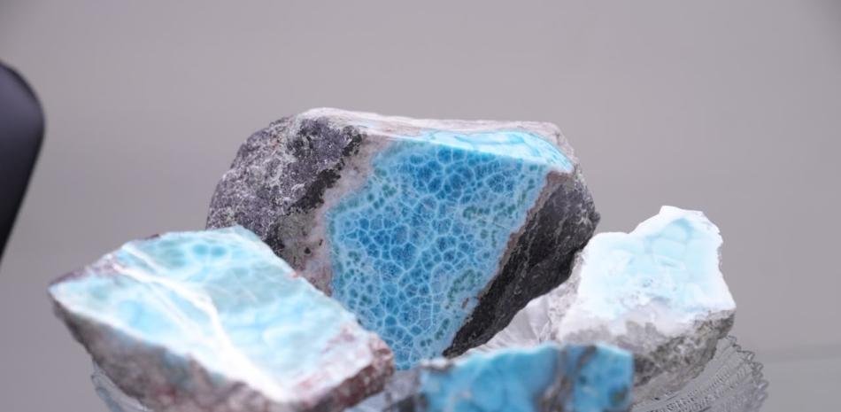 Artesanos alertan por el larimar y Energía y Minas responde con garantías sobre el excedente exportable